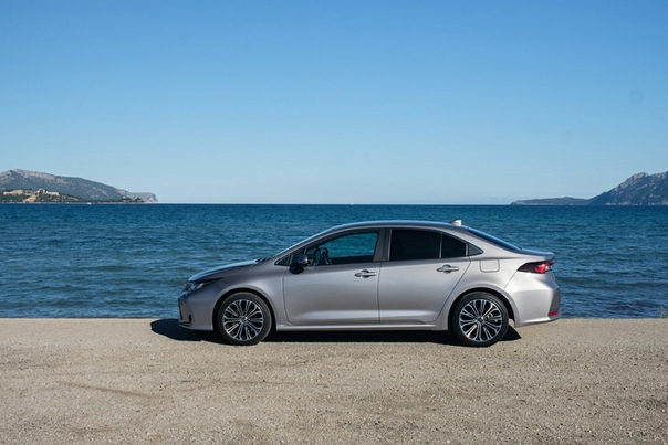 Новая Toyоta Corolla тест «маленькой Camry». Corolla прибавила в роскоши и глянце, но достаточно ли этого для такого «прозвища»Думаете, «маленькая Camry» это наша выдумка Нет, так теперь
