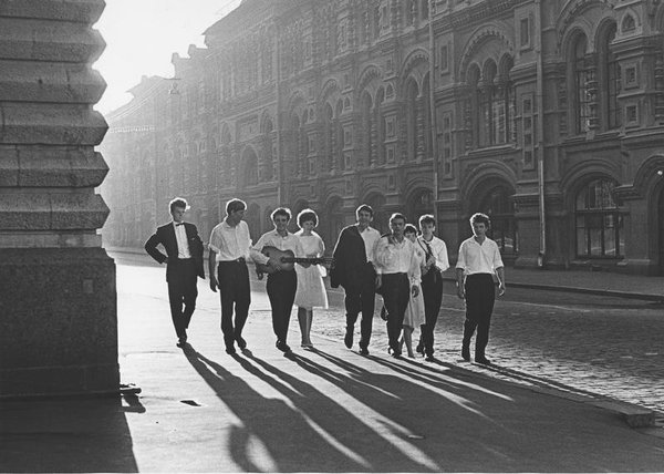 Рассвет. Молодежь у ГУМа. 1964 г., Москва.