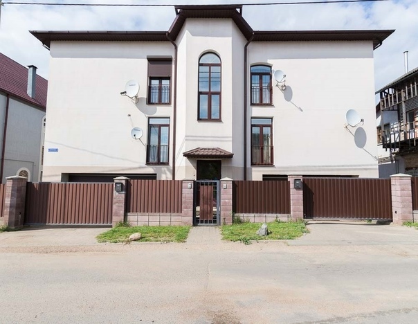 Фото: Продается видовая 4 к квартира 228 кв.м в центральном районе Минска. По Ул. Багратиона. +гараж, участок 2 сотки, котельная. В квартире 2 спальни, большая гостиная+кухня, раб.кабинет, гардеробная, 2 санузла, лоджия. Цена 12 млн.российских рублей. Квартиру можно арендовать на длительный срок на период продажи квартиры. 60 т.р.+ку <br>#продам #недвижимость_белоруссия #белоруссия <br>Подробнее информация : <br>Елена Viber +7 911 144 70 6девять