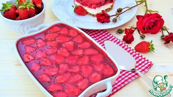Клубничный десерт с соломкой