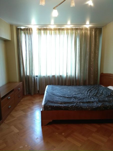 Сдаем отдельную комнату в 3х-комнатной квартире у Нового Арбата, м. Смоленская (6-7 минут). Трёхгорная мануфактура, патриаршие пруды и набережная - все в пешей доступности. <br>Комната полностью укомплектована всем необходимым: роскошная 2хметровая кровать, огромные встроенные шкафы, кондиционер и сейф. Также в квартире: свободные шкафы, стиральная машина, посудомоечная машина, кондиционеры во всех комнатах, подогрев полов на кухне. Из окна прекрасный вид на Москва-Сити и Белый Дом.<br>Стоимость: 35000р в месяц + 35000р депозит за последний месяц. + вода, электричество по счетчику.<br>Заезд: ориентировочно 27го августа.<br>По всем вопросам в ЛС - фото Фото: Сдаем отдельную комнату в 3х-комнатной квартире у Нового Арбата, м. Смоленская (6-7 минут). Трёхгорная мануфактура, патриаршие пруды и набережная - все в пешей доступности. <br>Комната полностью укомплектована всем необходимым: роскошная 2хметровая кровать, огромные встроенные шкафы, кондиционер и сейф. Также в квартире: свободные шкафы, стиральная машина, посудомоечная машина, кондиционеры во всех комнатах, подогрев полов на кухне. Из окна прекрасный вид на Москва-Сити и Белый Дом.<br>Стоимость: 35000р в месяц + 35000р депозит за последний месяц. + вода, электричество по счетчику.<br>Заезд: ориентировочно 27го августа.<br>По всем вопросам в ЛС