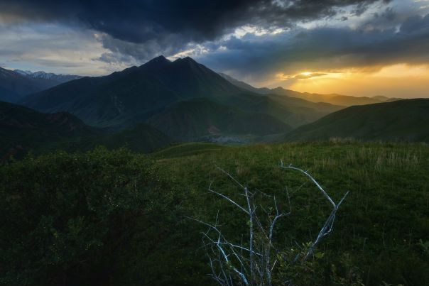 Закат в ущелье Шамси, Киргизия