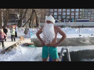 Главный Дед Мороз в лице Александра Пенкина (Председатель Клуба моржей г. Уфы) идёт