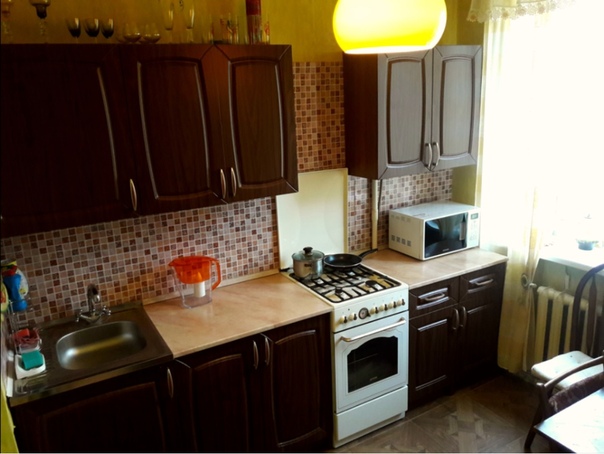 Фото: Ищем соседку в уютную комнату 25м2 к девушкам в Москве за 11 500 руб <br>Метро Марксистская 3 мин пешком, м. Таганская 5 мин пешком (кольцевая) <br> <br>Это 3х местная комната в 3х комнатной квартире. В комнате, в которую ищем соседку, проживают позитивные и спокойные девушки. Чем занимаются соседки – студентка гуманитарий, сотрудница киноиндустрии <br>Во второй третьей комнате проживают девушка и парень. Чем занимаются – криптовалюта, оптовая торговля спорт товарами <br>Основные правила в квартире – тишина и порядок, все уважают покой друг друга и чистоту. В квартире дружеская и спокойная атмосфера <br> <br>В комнате теплые батареи, свежий ремонт и высокие потолки. Раздельный туалет и ванная, кухня с большим холодильником и всей необходимой посудой, свч, чайник и быстрый вай фай во всей квартире, большое количество полок и шкафов для одежды, стиральная машина <br> <br>Дом находиться в 3 минутах от Садового кольца, Новый лифт, Рядом театр на Таганке, ТЦ Атриум <br> <br>Цена койко места комнате 11 500р за первый месяц (первый месяц скидка 1000р) со второго и последующие месяцы 12 500р <br>без комиссии <br>Максим 8 916 7875183 <br> <br>#ищусоседку #совместнаяаренда #подселение #койкоместо