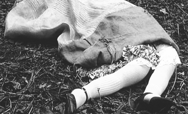 кошмар на улице уэст. 5 апреля 1940 года полицейскими и психиатрами была допрошена 11-летняя девочка в связи с подозрениями в жестоком убийстве матери, сестер и брата. полицейские, прибывшие на