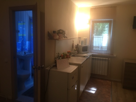 Фото: Ухоженная, чистая квартира ждет жильца в поселке городского типа Малаховка.<br>Из мебели: кровать, стол и стул, комод, телевизор, холодильник, плита на 2 комфорки электрическая, раковина, кухонные шкафы, душевая, унитаз.<br>До города Москва 18 минут на электричке,можно добраться на автобусе, электричке, (остановка в 200 метрах).<br>Идеально подойдет для проживания Одному жильцу. Фото имеются.<br>Ближайшие города: Жуковский, Люберцы, Быково, Зюзино. 89037236616.