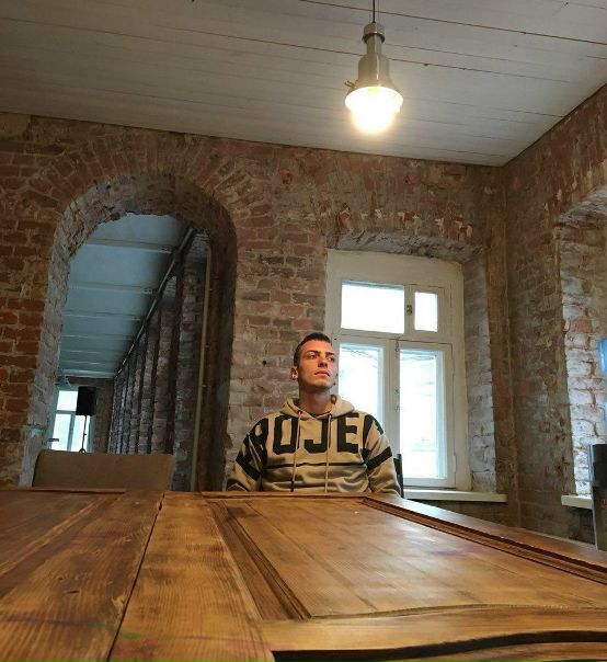 Фото: Всем привет! <br><br>Разыскиваю квартиру в Москве и/или человека для совместной аренды/поиска. Бюджет до 50 т.р. Рассматриваю вариант на 5-6 месяцев, возможно продление. Квартира обязательно не более 10 минут пешком от метро, очень желательно наличие рядом парковой зоны (бегаю). Заехать готов с середины июля, посмотреть варианты и определиться готов уже сейчас :) <br><br>О себе: 25 лет, без вредных привычек и животных. Работаю тех. директором (IT), очень часто путешествую и летаю по работе, учился на пилота Новой Зеландии, в данный момент живу в Кейптауне. <br><br>Обращаться в ЛС vk.com/abugaevcom