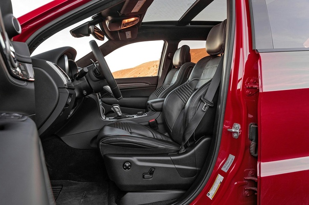 Jeep Grand Cheroee Trachaw Двигатель: 6.2 V8 Hellcat Supercharged Мощность: 717 л.с. Крутящий момент: 875 Нм Трансмиссия: Автомат 8 ступ. Макс. скорость: 290 км/ч Разгон до сотни км/ч: 3.7 сек