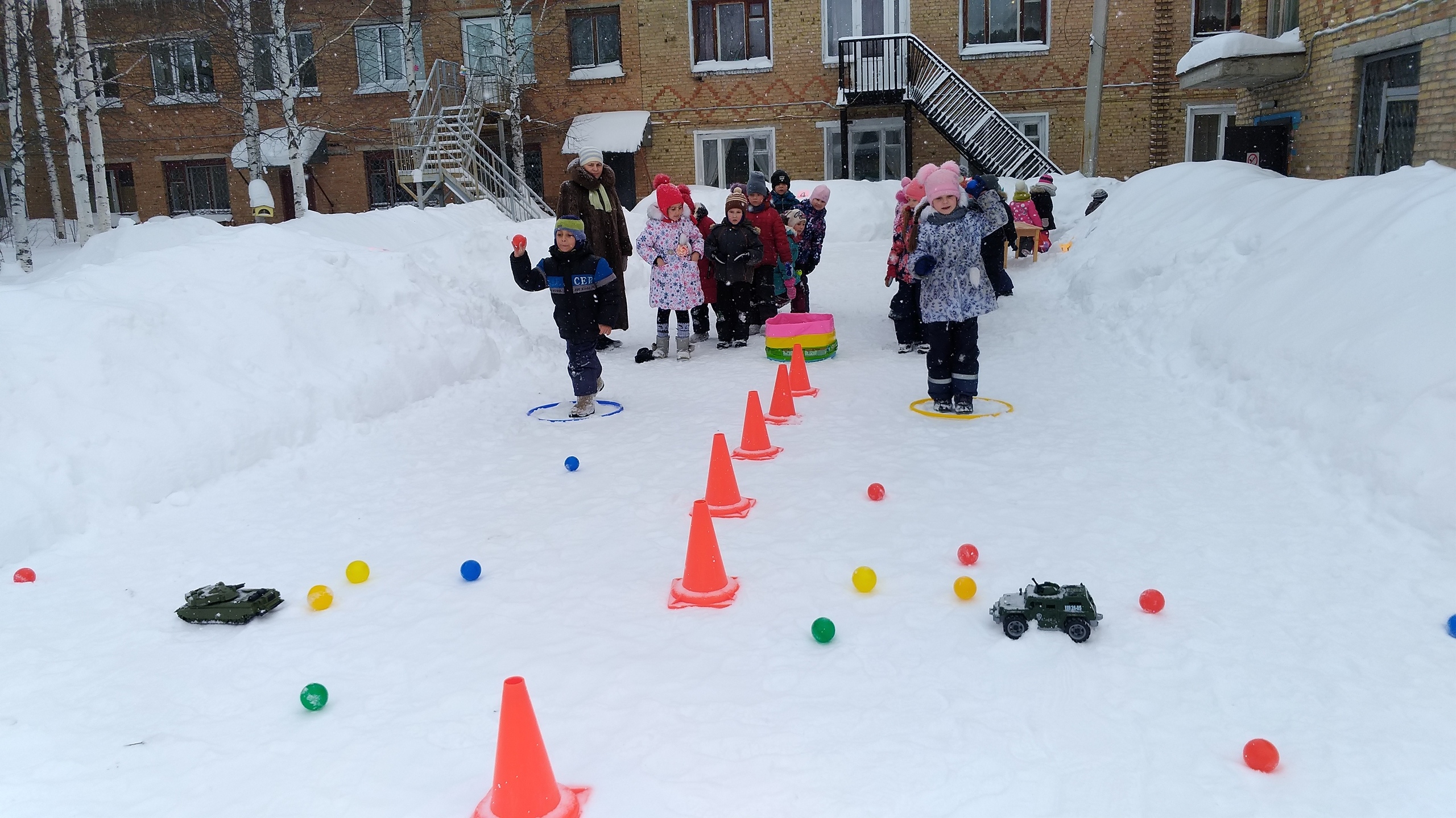 зарница в детском саду на улице зимой. зарница в детском саду на улице зимой. зарница в садике зимой. зарница к 23 февраля в детском саду на улице. зимняя зарница в детском саду.