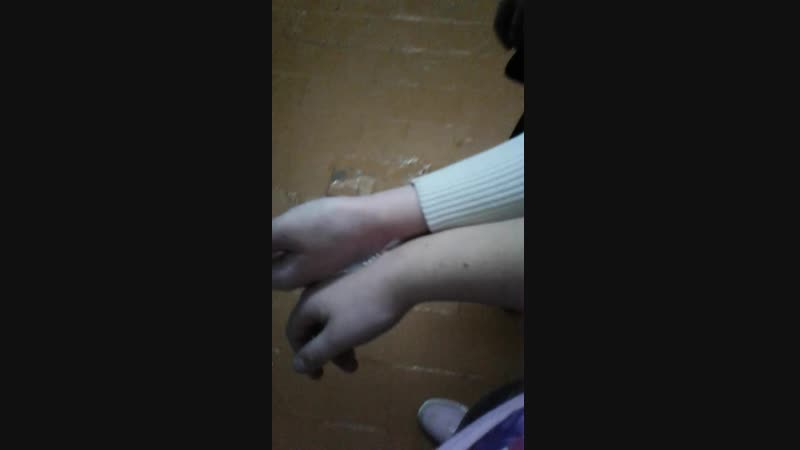 приклеили себя скотчем 😂