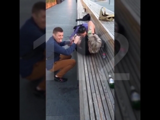 Видео: секс!! Это Новый Арбат сегодня утром, граждане распивают спиртные напитки, нарушая тем самым общественный порядок.