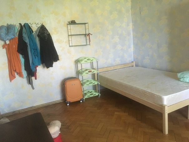 Сдается большая светлая комната в 3-х комнатной кваритре по адресу Большая Пионерская, 42 (5 минут до станции метро Серпуховская и Павелецкая). <br>В комнате на данный момент две 2-х спальные кровати и шкаф (куплены новые в ноябре), стол большой и маленький. На кухне все необходимое: газовая плита, духовка, микроволновка, посудомойка. В коридоре, туалете и ванне сейчас идет ремонт, сантехника вся новая. <br>Соседи: в одной комнате семейна пара, в другой молодой человек, все максимально лояльные и дружелюбные. <br>Снимала с подругой, сейчас разьезжаемся. Подойдет для семейной пары или 2 подруг/друзей.<br>Цена вопроса: 22 000 р. за комнату. Дополнительно ничего оплачивать не нужно. <br>Звонить по телефону 8(926)6829101, писать в лс.<br>Просмотр: воскрсенье понедельник в любое время по договренности, остальные дни после 20.00.<br>Заезд возможен с 15.06, может быть ранее. - фото Фото: Сдается большая светлая комната в 3-х комнатной кваритре по адресу Большая Пионерская, 42 (5 минут до станции метро Серпуховская и Павелецкая). <br>В комнате на данный момент две 2-х спальные кровати и шкаф (куплены новые в ноябре), стол большой и маленький. На кухне все необходимое: газовая плита, духовка, микроволновка, посудомойка. В коридоре, туалете и ванне сейчас идет ремонт, сантехника вся новая. <br>Соседи: в одной комнате семейна пара, в другой молодой человек, все максимально лояльные и дружелюбные. <br>Снимала с подругой, сейчас разьезжаемся. Подойдет для семейной пары или 2 подруг/друзей.<br>Цена вопроса: 22 000 р. за комнату. Дополнительно ничего оплачивать не нужно. <br>Звонить по телефону 8(926)6829101, писать в лс.<br>Просмотр: воскрсенье понедельник в любое время по договренности, остальные дни после 20.00.<br>Заезд возможен с 15.06, может быть ранее.