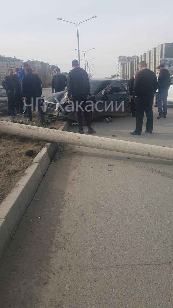 В Абакане водитель «Приоры» сбил фонарь, упавший на BMW X5 В Абакане водитель «Приоры» сбил фонарь, упавший на BMW X5