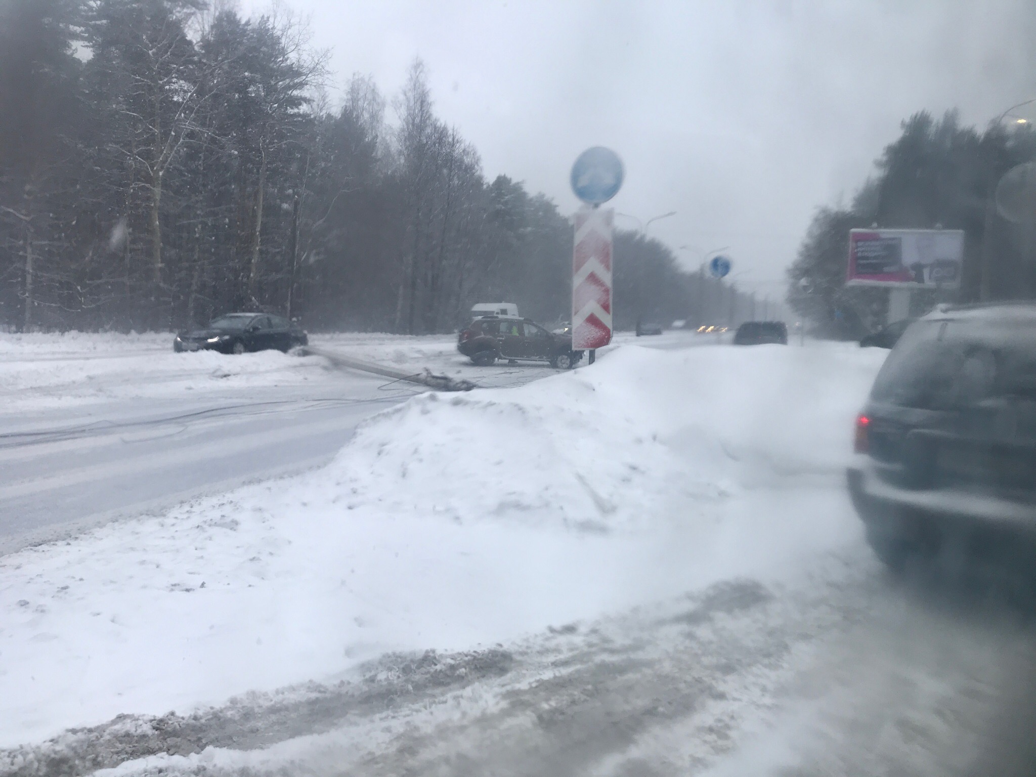 На Приморском шоссе Renault Duster снес столб, перекрыв полтрассы (фото)