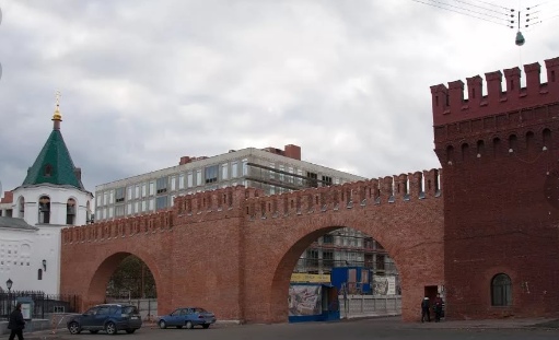 Откуда в Петербурге Кремлевская стена <br> <br>В центре Санкт-Петербурга уже около века находится фрагмент стены московского Кремля, озадачивая и петербуржцев, и москвичей, и прочих прохожих. <br>Есть в Санкт-Петербурге место, рядом с которым все здания восемнадцатого-девятнадцатого века кажутся современными. Вид на него открывается неожиданно в самом центре города, при обходе вокруг станции метро «Площадь Александра Невского». Мы как будто попадаем в старинную Москву, так как сталкиваемся с довольно обширным фрагментом стены московского Кремля, краснокирпичной, с башенками и арками. Эта стена является частью храма Феодоровской иконы Божией матери. <br>Храм этот вовсе не старый, ему около ста лет. Строился он к трехсотлетию царствования Дома Романовых по инициативе Александра III. Замысел архитектора С.С. Кричинского состоял в том, чтобы в Петербурге воссоздать кусочек Москвы, с храмом в стиле старинных Ростовских соборов в окружении целого комплекса зданий и памятников. Комплекс должен был символизировать единение, после смутных времен, русских земель под властью семьи Романовых. <br>Храм освятили в срок, а из остальных строений возвели лишь стену, напоминающую кремлевскую, она и поныне закрывает вид на бытовые строения Московского вокзала. А вот история церкви оказалась менее благополучной. После варварского обхождения с ней в советские времена здание, переставшее служить молокозаводом и вновь переданное епархии, нуждается в восстановлении. <br>Адрес: ул. Миргородская, д.1 - фото Фото: Откуда в Петербурге Кремлевская стена <br> <br>В центре Санкт-Петербурга уже около века находится фрагмент стены московского Кремля, озадачивая и петербуржцев, и москвичей, и прочих прохожих. <br>Есть в Санкт-Петербурге место, рядом с которым все здания восемнадцатого-девятнадцатого века кажутся современными. Вид на него открывается неожиданно в самом центре города, при обходе вокруг станции метро «Площадь Александра Невского». Мы как будто попадаем в старинную Москву, так как сталкиваемся с довольно обширным фрагментом стены московского Кремля, краснокирпичной, с башенками и арками. Эта стена является частью храма Феодоровской иконы Божией матери. <br>Храм этот вовсе не старый, ему около ста лет. Строился он к трехсотлетию царствования Дома Романовых по инициативе Александра III. Замысел архитектора С.С. Кричинского состоял в том, чтобы в Петербурге воссоздать кусочек Москвы, с храмом в стиле старинных Ростовских соборов в окружении целого комплекса зданий и памятников. Комплекс должен был символизировать единение, после смутных времен, русских земель под властью семьи Романовых. <br>Храм освятили в срок, а из остальных строений возвели лишь стену, напоминающую кремлевскую, она и поныне закрывает вид на бытовые строения Московского вокзала. А вот история церкви оказалась менее благополучной. После варварского обхождения с ней в советские времена здание, переставшее служить молокозаводом и вновь переданное епархии, нуждается в восстановлении. <br>Адрес: ул. Миргородская, д.1