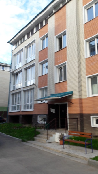 Фото: Сдам 1к.кв 43 кв.м. Мансарда с высокими потолками. <br>!!!Внимание!!!! Договариваться о просмотре можно по тел: 89037503201. <br>Просьба ВНИМАТЕЛЬНО читать адрес и смотреть заранее, где находится квартира! <br>МЕТРО САЛАРЬЕВО!!! Сдается однушка, в квартире есть все, что нужно для проживания:) Расположена она на мансардном этаже и имеет полуторную этажность ( одна стена 4.5 м, вторая 2.5). Кухня, холодильник, диван, кровать в спальне, полностью укомплектованая ванная комната и гардеробная. Утюг, гладилка, сушилка, стиралка, интернет, ТВ, микроволновка, чайник.. Шикарный вид из окна! <br>Общий метраж 43 м. <br>Для семьи или девушки/молодого человека. <br>28 000 + 28 000 залог(можно разбить)+. Коммуналка:вода по счетчикам. <br>адрес для навигатора или карт: Москва, пос.Первомайское ул.Парковая д.9 <br>От м.Саларьево на авт.или маршрутке до дома (НЕ ПЕШКОМ!), ходят часто.
