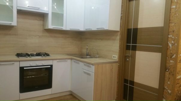Фото: Сдаю трехкомнатную квартиру<br> метро/МЦК Автозаводская<br>Подробности : <br>Квартира студия : 2 спальни  и большая столовая-совмещена с кухней.  <br>Квартира теплая, добрая, уютная<br>Дом кирпичный. Wi-fl, акадо,  домофон. <br>ТТК рядом -а значит можно быстро доехать куда угодно.<br>Этаж первый, высокий. Под окнами не ходят)) <br>Ставили решетки только потому, что маленькой дочка лазила на подоконник (боялись выпадет).<br>Кстати подоконники 60 см глубиной. Лазить на подоконник дочь так и не отучили))))<br> Полы не пластик-ламинат, а паркет. <br>Дом ведомственный ТЭЦевский. <br>Построен хорошо и теплый. Потолки 2.75<br>от мцк Автозаводская 5  минут.<br>Быстроходящим- 3 минуты)<br>Хороший район  с магазинами школами садиками. Двор с большущей детской площадкой .За домом парк благоустроеный  и прудик. развитая инфраструктура. Все доп  вопросы в личку. <br>От вас : <br>Своевременная оплата 60 тыс + свет, вода.<br>Залог за месяц обязателен. Можно разбить на 2 части.<br>Вы не курящие,  тихие люди. Которые будут соблюдать чистоту и порядок. <br>Вероисповедание и половая принадлежность  - мне индеферентно) мы многонациональная семья. <br> Так что  найдитесь милые  жильцы!мы вас ждем! В идеале семья с дочкой)))<br>Агентствам  просьба не беспокоиться<br>Предлагать к проживанию 5-8 человек не нужно.  квартира не хостел.