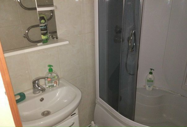 Сдается комната в 2-х комнатной квартире.<br>2 минуты пешком от м. Алексеевская<br>Площадь комнаты около 15 м2, на фото все что есть. <br>По мебели можно что то добавить/убрать по желанию<br>Есть балкон незастекленный<br>В другой комнате я, тоже снимаю, комнаты несмежные<br>за всю квартиру 50 + ку (2000р./месяц), с комнаты получается 25 + ку (1000р.)<br>Не самый дешевый вариант, но для тех, кому важно расположение и ненапряжное соседство (меня почти дома не бывает), как раз подойдет.<br>санузел раздельный, душевая кабина, на кухне из техники все есть.<br> Васильев - фото Фото: Сдается комната в 2-х комнатной квартире.<br>2 минуты пешком от м. Алексеевская<br>Площадь комнаты около 15 м2, на фото все что есть. <br>По мебели можно что то добавить/убрать по желанию<br>Есть балкон незастекленный<br>В другой комнате я, тоже снимаю, комнаты несмежные<br>за всю квартиру 50 + ку (2000р./месяц), с комнаты получается 25 + ку (1000р.)<br>Не самый дешевый вариант, но для тех, кому важно расположение и ненапряжное соседство (меня почти дома не бывает), как раз подойдет.<br>санузел раздельный, душевая кабина, на кухне из техники все есть.<br> Васильев