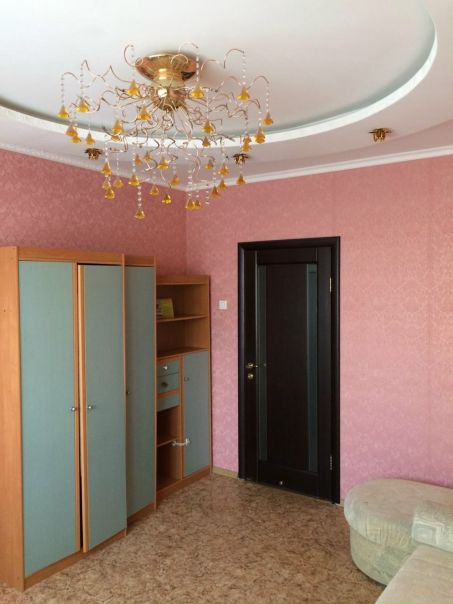 Фото: Сдам комнату в 2х ком. кв. 14м2.<br>В другой комнате живут 2 девушки. <br><br>Рассмотрим 1- 2 девушек или молодую семейную пару. <br><br>18000 <br><br>+ Залог за 0.5 мес. (можно разбить на 2 раза) <br>от м. Выхино авт по карте тройка 15-20 мин.<br>+79030601992