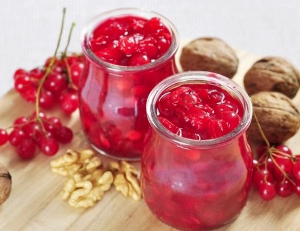 варенье из калины ингридиенты: ягоды калины — 1 кг; сахар — 1.5 кг; вода — 1 стак.; как и в случае с приготовлением любого другого ягодного варенья, для начала необходимо перебрать сами ягоды