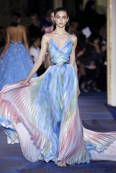 Дивный подводный мир в новой коллекции Zuhair Murad Couture Перед показом в рамках Недели Высокой моды в инстаграме Zuhair Murad появились видео с рыбами и кораллами гости могли догадаться,