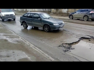 Убитая дорога на улице Качинцев в Волограде