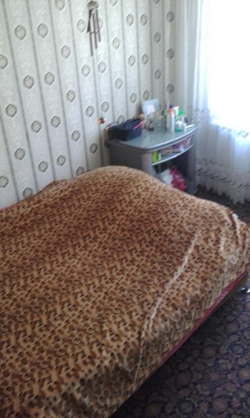Сдаётся проходная комната в трёшке одной хорошей девушке от 20 до 35 лет) В комнате есть шкаф для одежды, прикроватный столик и большой письменный стол. В квартире есть стиралка автомат, WIFI, микроволновка. Проживают две работающие, чистоплотные девушки 27 лет и 23 года, третья прожила в этой квартире больше года и переехала в связи с работой. Живём дружно, соблюдаем границы друг друга. <br>11 000. Коммуналка включена в стоимость +100 р. интернет. Религозных фанатиков, яростных ЗОЖников и веганов просьба не беспокоить Спасибо за понимание) Заехать можно до 5 апреля) Пишите в личку либо звоните по номеру 89856342406 <br>Автор объявления: - фото Фото: Сдаётся проходная комната в трёшке одной хорошей девушке от 20 до 35 лет) В комнате есть шкаф для одежды, прикроватный столик и большой письменный стол. В квартире есть стиралка автомат, WIFI, микроволновка. Проживают две работающие, чистоплотные девушки 27 лет и 23 года, третья прожила в этой квартире больше года и переехала в связи с работой. Живём дружно, соблюдаем границы друг друга. <br>11 000. Коммуналка включена в стоимость +100 р. интернет. Религозных фанатиков, яростных ЗОЖников и веганов просьба не беспокоить Спасибо за понимание) Заехать можно до 5 апреля) Пишите в личку либо звоните по номеру 89856342406 <br>Автор объявления: