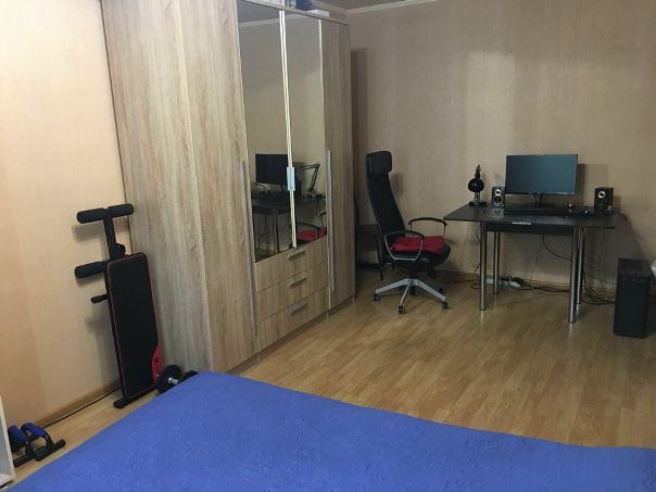 Сдается изолированная комната в 2-х комнатной квартире для одного парня 22-30 лет. 2 мин. пешком от м.Коньково(20 мин. до центра). Заселение до 14 октября.<br>24000 + коммуналка(800-1500)<br>Есть все для комфортного проживания: двуспальная кровать, 2 шкафа, в прихожей 2 шкафа, холодильник, стиральная машинка – все новое<br>Хороший ремонт – НЕ бабушкин вариант<br>Собственник не беспокоит<br>Рядом с домом магазины(магнит, пятёрочка, виктория),кафешки, аптеки и т.д.<br>В соседней комнате проживает парень, 26 лет, 5/2, чужое пространство уважает, переодически уезжает. Оплата первый и последний месяц(разбивается). Рассматривается исключительно(!) платежеспособный, чистоплотный, адекватный, аккуратный и тихий парень! - фото Фото: Сдается изолированная комната в 2-х комнатной квартире для одного парня 22-30 лет. 2 мин. пешком от м.Коньково(20 мин. до центра). Заселение до 14 октября.<br>24000 + коммуналка(800-1500)<br>Есть все для комфортного проживания: двуспальная кровать, 2 шкафа, в прихожей 2 шкафа, холодильник, стиральная машинка – все новое<br>Хороший ремонт – НЕ бабушкин вариант<br>Собственник не беспокоит<br>Рядом с домом магазины(магнит, пятёрочка, виктория),кафешки, аптеки и т.д.<br>В соседней комнате проживает парень, 26 лет, 5/2, чужое пространство уважает, переодически уезжает. Оплата первый и последний месяц(разбивается). Рассматривается исключительно(!) платежеспособный, чистоплотный, адекватный, аккуратный и тихий парень!