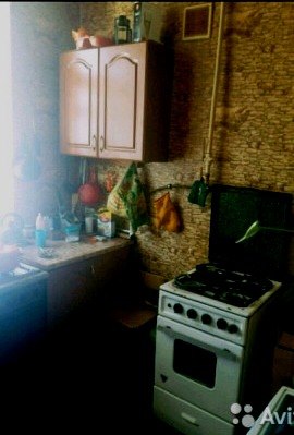Сдается просторная светлая комната 15,8кв. в чистой трехкомнатной квартире. 2 этаж в 5-ти этажном сталинском доме. Тихий двор. В комнате раскладной диван, стенка (2 шкафа: 2х створч. и 3х створч., комод), телевизор, большой холодильник, мягкий кухонный уголок, столик. Не смотря на два больших окна, комната теплая, пластиковые окна. Во второй комнате проживает молодая пара с ребенком (тихие), в третьей одна женщина. Все соседи спокойные, чистоплотные, неконфликтные. Оплата 13 000 руб., депозит 13 000 рублей. <br>Рассмотрю русскую пару, одну - двух девушек. Дом находится в центре города Люберцы. Рядом магазины, кинотеатр, кафе, рестораны. До метро Лермонтовский проспект на машине 5-10 минут, на общ. транспорте 10-15 минут. 89260687757 Валентина - фото Фото: Сдается просторная светлая комната 15,8кв. в чистой трехкомнатной квартире. 2 этаж в 5-ти этажном сталинском доме. Тихий двор. В комнате раскладной диван, стенка (2 шкафа: 2х створч. и 3х створч., комод), телевизор, большой холодильник, мягкий кухонный уголок, столик. Не смотря на два больших окна, комната теплая, пластиковые окна. Во второй комнате проживает молодая пара с ребенком (тихие), в третьей одна женщина. Все соседи спокойные, чистоплотные, неконфликтные. Оплата 13 000 руб., депозит 13 000 рублей. <br>Рассмотрю русскую пару, одну - двух девушек. Дом находится в центре города Люберцы. Рядом магазины, кинотеатр, кафе, рестораны. До метро Лермонтовский проспект на машине 5-10 минут, на общ. транспорте 10-15 минут. 89260687757 Валентина