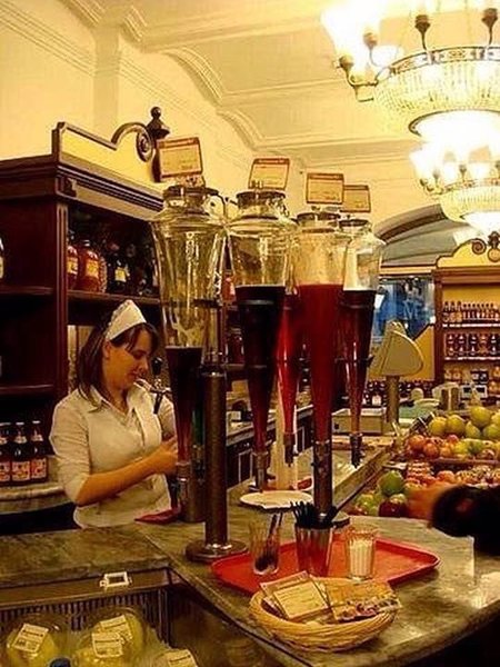 Как бы не было странно, но кажется самые вкусные соки были в нашем советском детстве. В больших овощных магазинах в каждом микрорайоне продавались соки на розлив -и вкусные и разнообразные. 