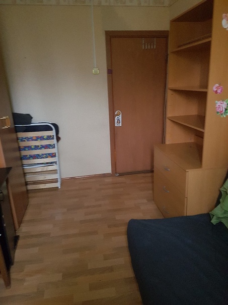 Фото: Сдаем комнату по улице Голубинская. До метро шагом 15минут, на автобусе до метро Теплый Стан 7минут.Рядом магазин перекресток, сбербанк. Окно комнаты выходят во двор. Рассмотрим одного человека без вредных привычек. <br>Цена комнаты 13000. Если нужен интернет тогда дополнительно 500р за интернет. В квартире есть стиральная машинка, санузел раздельный. Из соседей бабушка, <br>молодая пара и кот. Уважаем чужое пространство и хочется того же от соседа или соседки.<br> Гаврилова