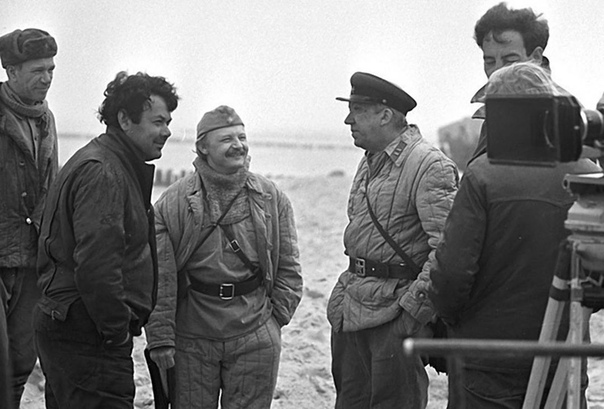 Юрий Никулин и Михаил Кононов на съёмках фильма «Двадцать дней без войны» Смотрели это кино Спасибо за и подписку.На главную роль Герман решил пригласить Юрия Никулина, у которого тогда была