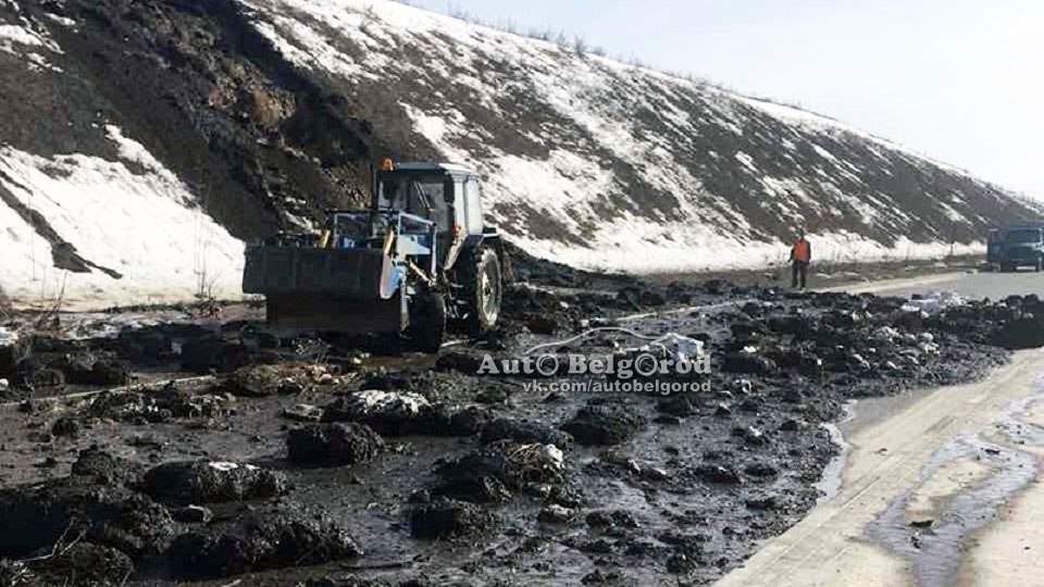 В Белгороде на проезжую часть сошёл земляной оползень В Белгороде на проезжую часть сошёл земляной оползень