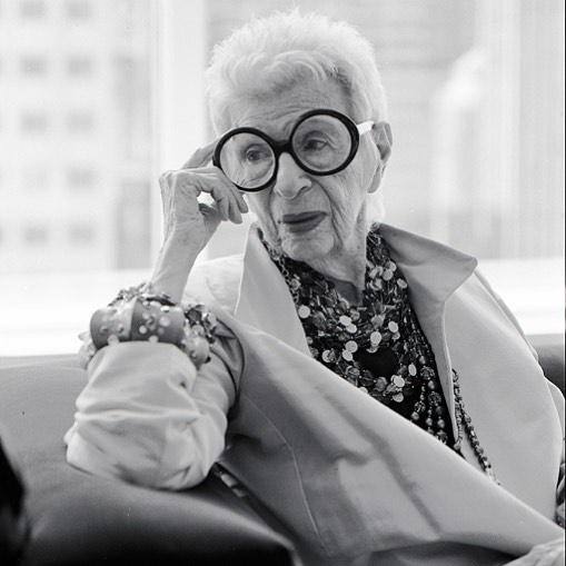 97-летняя модель заключила контракт с модельным агентством Айрис модель. На днях она заключила контракт с модельным агентством IMG Models, которое сотрудничает с Кендалл Дженнер, Беллой Хадид и