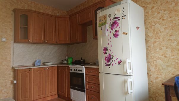 м. Новокосино. 15мин. пешком. 10й эт. Вокруг лесопарк, зелень красота, недалеко ТЦ, Ашан, кинотеатр. Сдаются 2 комнаты в трёшке - зал и малая. 17К и 13К соответственно - свет, вода, нэт отдельно. В третьей - девушка, и будут жить ТОЛЬКО ДЕВУШКИ!!! По технике и мебели всё есть, мелочи типо перестановок и вещей обговариваются. Большой зал с балконом и курилкой. В комнате кровать-чердак, кому удобно для большего пространства Также есть кладовке. С/У раздельный. Комнаты изолированы и под ключ. <br>Заехать - четверг, чем раньше, тем лучше.<br>СРАЗУ предупрежу - дамы если вам жильё не к спеху - это не ваш вариант. Если вы ищите за эту сумму евроремонт с джакузи - тоже нет Риелторы и прочие помощники - удачи в вашей не лёгкой жизни проходите мимо, ибо собственник живёт в другой части нашей планеты. <br>И да, залог 5К, возврат по выезду. Если есть (неглупые) вопросы - пишите - фото Фото: м. Новокосино. 15мин. пешком. 10й эт. Вокруг лесопарк, зелень красота, недалеко ТЦ, Ашан, кинотеатр. Сдаются 2 комнаты в трёшке - зал и малая. 17К и 13К соответственно - свет, вода, нэт отдельно. В третьей - девушка, и будут жить ТОЛЬКО ДЕВУШКИ!!! По технике и мебели всё есть, мелочи типо перестановок и вещей обговариваются. Большой зал с балконом и курилкой. В комнате кровать-чердак, кому удобно для большего пространства Также есть кладовке. С/У раздельный. Комнаты изолированы и под ключ. <br>Заехать - четверг, чем раньше, тем лучше.<br>СРАЗУ предупрежу - дамы если вам жильё не к спеху - это не ваш вариант. Если вы ищите за эту сумму евроремонт с джакузи - тоже нет Риелторы и прочие помощники - удачи в вашей не лёгкой жизни проходите мимо, ибо собственник живёт в другой части нашей планеты. <br>И да, залог 5К, возврат по выезду. Если есть (неглупые) вопросы - пишите