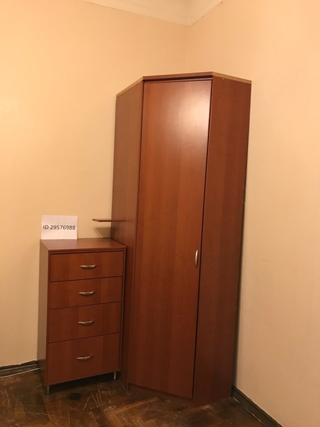 СОБСТВЕННИК БЕЗ КОМИССИИ<br>Сдается КОМНАТА 12 кв.м. в 5-ти комнатной квартире <br>5 минут от метро ПЕТРОГРАДСКАЯ.<br><br>5 этаж 7-ми этажного дома с лифтом.<br><br>В наличии стиральная машинка, микроволновка, холодильник, пылесос, интернет, телевизор<br><br>Отдельная ванная комната, два санузла.<br><br>Тихие соседи (девушки, женщина с взрослым сыном) все работают. Нет животных и детей, никто не курит<br><br>Установлен график уборки общих мест в квартире.<br><br>Сдается на длительный срок строго одной девушке, без животных,<br>без вредных привычек.<br><br>- 10000+ку, залог можно разбить на две части. - фото Фото: СОБСТВЕННИК БЕЗ КОМИССИИ<br>Сдается КОМНАТА 12 кв.м. в 5-ти комнатной квартире <br>5 минут от метро ПЕТРОГРАДСКАЯ.<br><br>5 этаж 7-ми этажного дома с лифтом.<br><br>В наличии стиральная машинка, микроволновка, холодильник, пылесос, интернет, телевизор<br><br>Отдельная ванная комната, два санузла.<br><br>Тихие соседи (девушки, женщина с взрослым сыном) все работают. Нет животных и детей, никто не курит<br><br>Установлен график уборки общих мест в квартире.<br><br>Сдается на длительный срок строго одной девушке, без животных,<br>без вредных привычек.<br><br>- 10000+ку, залог можно разбить на две части.