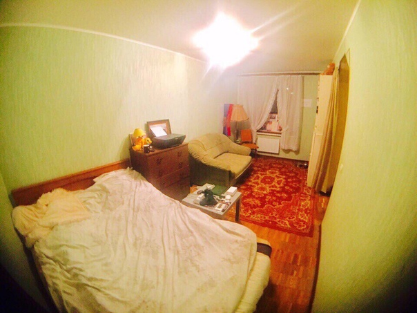 Фото: Приглашаю в двухкомнатную квартиру, в которой освобождается койко место в светлой, теплой и уютной комнате(преимущественно для чистоплотного платежеспособного молодого человека РФ (работающего или студента). В другой смежной комнате я и молодой человек (мы постоянно на работе и в командировках, дома бываем только вечерами). Проживание без хозяина. Расстояние до метро 7 мин пешком от метро Крылатское через красивый парк. <br> <br>Перекресток, Пятерочка и разные магазины, рестораны и кафе, в доступности Ашан, кинотеатр, ТЦ Матрица, фитнес-клуб, парк заповедник Крылатские холмы (обитает более 60 видов наземных позвоночных животных, среди них — млекопитающие, занесённые в Красную книгу Москвы), Гребной канал, одна станция метро и вы на пляже в Строгино (летом купаться и загорать), велотрасса. На территории парка находится родник «Рудненская Божья Мать», который почитается как чудотворный. <br> <br>Большой балкон - вид на лес, расположенный рядом с домом, 2 телевизора, холодильник, стиральная машина, газовая плита, микроволновка, посудомойка, с/у раздельный, wi-fi. 2 этаж. 10 000 руб.