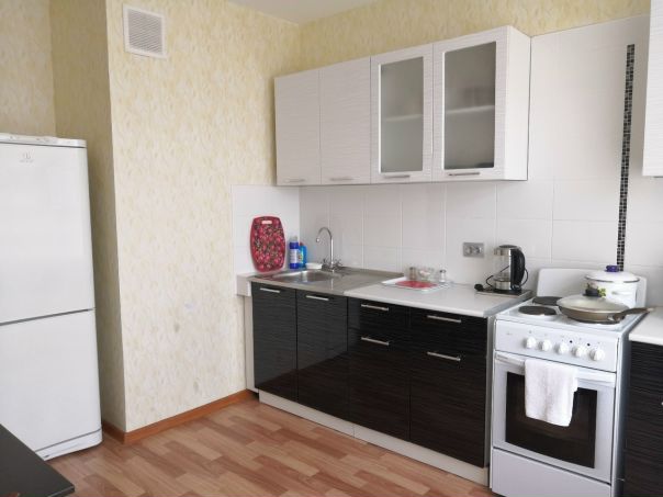 Фото: Сдам 1-комнатную квартиру ул.Татищева, 15 <br>Даниловский район. Стиральная машина, холодильник, микроволновка, телевизор, эл. чайник, интернет. Вся необходимая мебель. <br>Арендная плата:29.000<br>тел.89652401346