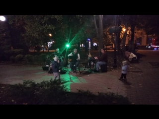 В центре Донецка группа