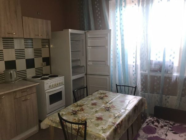 Фото: Собственник!!! Сдам однокомнатную квартиру в ЖК «Лукино Варино» 22 км от МКАД по Щёлковскому шоссе . (не бабушкин вариант) Вся мебель и техника имеется. От метро Щёлковская ходят автобусы 55 мин, от метро перово маршрутки 55 мин. Квартира в новом доме, этаж 13, есть балкон. <br>18.000 р в месяц свет вода по счетчикам. Депозит 18.000 все вопросы по телефону 89264015200<br><br> Иванова