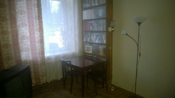 Фото: Здравствуйте. (собственник) На метро Университет сдается изолированная комната в 3х комнатной квартире (без хозяев) (одной девушке без животных и в/п.) <br>В квартире вся необходимая мебель, бытовая техника, wifi. Комната 12м2 (диван, шкаф, стол, стулья, тумба, телевизор).<br>В двух других проживают две девушки-сёстры. От метро 10минут на транспорте. В доме магазин, аптека. Напротив Пятёрочка.<br>Цена 20000р. без депозита и комиссии.<br>Подробности в л.с.<br> Дмитриевна