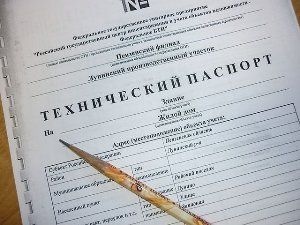 Как исправить ошибку в техническом паспорте<br><br>Первым делом, чтобы исправить ошибку в техническом паспорте, нужно обратиться в БТИ, где вам выдавали данный технический паспорт, и написать письменное заявлением об исправлении ошибки. При подаче заявления, обязательно укажите, что в случае повторного замера квартиры, вы просите сделать это за счет БТИ в связи с их ошибкой. В противном случае, повторные замеры квартиры будут производится за ваш счёт. <br> Заявление обязательно подготовьте в 2 экземплярах. Один экземпляр необходимо отдать сотруднику БТИ. На втором экземпляре работник БТИ должен поставить свою подпись и дату принятия заявления, его оставляйте себе. <br> Согласно законодательства в течении 10 дней БТИ должен дать вам обоснованный ответ об отказе, либо разъяснить сроки исправления ошибки и дату проведения повторного замера квартиры. Если через 10 дней вам не ответили, то снова обращайтесь в БТИ и предупреждайте, что сроки истекли, а ответа нет и, что вы требуйте немедленно без отлагательств выдать вам ответ на заявление, либо справку отказ в рассмотрении вашего заявления. <br> В результате, вам выдают ответ на заявление, где прописано, когда и как будет исправлена ошибка. - фото Фото: Как исправить ошибку в техническом паспорте<br><br>Первым делом, чтобы исправить ошибку в техническом паспорте, нужно обратиться в БТИ, где вам выдавали данный технический паспорт, и написать письменное заявлением об исправлении ошибки. При подаче заявления, обязательно укажите, что в случае повторного замера квартиры, вы просите сделать это за счет БТИ в связи с их ошибкой. В противном случае, повторные замеры квартиры будут производится за ваш счёт. <br> Заявление обязательно подготовьте в 2 экземплярах. Один экземпляр необходимо отдать сотруднику БТИ. На втором экземпляре работник БТИ должен поставить свою подпись и дату принятия заявления, его оставляйте себе. <br> Согласно законодательства в течении 10 дней БТИ должен дать вам обоснованный ответ об отказе, либо разъяснить сроки исправления ошибки и дату проведения повторного замера квартиры. Если через 10 дней вам не ответили, то снова обращайтесь в БТИ и предупреждайте, что сроки истекли, а ответа нет и, что вы требуйте немедленно без отлагательств выдать вам ответ на заявление, либо справку отказ в рассмотрении вашего заявления. <br> В результате, вам выдают ответ на заявление, где прописано, когда и как будет исправлена ошибка.