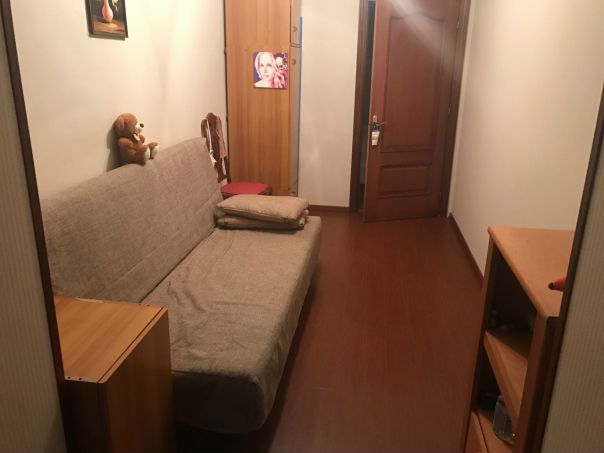 Фото: В 3х комнатной квартире сдается комната на длительный срок. Квартира чистая с хорошим ремонтом. <br>В месяц 16600 руб (+коммуналка.интернет)<br>15 апреля можно заехать! Соседки две девушки (одна из которых я)<br>Метро Домодедовская в 15 минутах пешком!<br>Напротив дома остановка 16й автобусный парк. В соседнем доме аптека, химчистка, почта. Рядом магазины Дикси, Пятерочка, Перекресток. Во дворе дома фитнесс клуб 