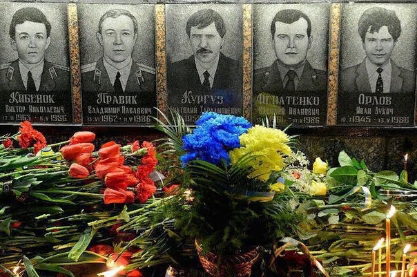 Герои Чернобыля. Ликвидаторы последствий аварии на Чернобыльской АЭС Построив в 1954 году первую атомную станцию в СССР и заставив атом служить мирным целям, человечество поверило в обретение
