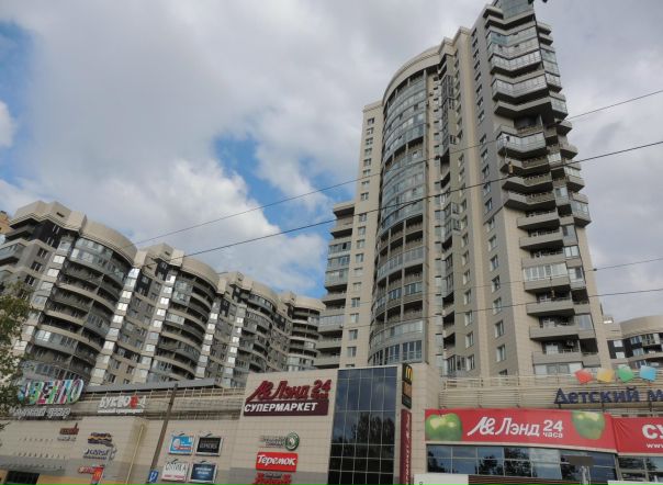 Фото: Продам 2-х комнатную квартиру.Санкт-Петербург,Выборгский район,Выборгское шоссе дом 15. 8850000.<br>80,3 м общая <br>36,9 м жилая <br>13,1 м кухня <br>2 комнаты <br>5 этаж из 25 в здании .<br>Прямая продажа, собственность более 3 лет.Указываем рыночную стоимость.Один собственник.Прописан 1 человек.Комнаты раздельные 18,7+18,2 кв.м., кухня 13,1 кв.м.,ванная 3 кв.м.,туалет 2,5 кв.м.,две лоджии 8,2 + 4,8 кв.м.(на лоджии выход с двух комнат и кухни) не застекленные,коридор 11,8 кв.м., высота потолков 2.70 м., комнаты/кухня - ламинат,(ванная стальная,туалет - линолеум, стены - пластиковые панели), окна - двор.Плита - электрическая, в ванной - подключение к стиральной машинке,счетчики горячей/холодной воды,в кухне есть подключение к посудомойке. В подъезде 3 лифта.Площадка закрывается на отдельный ключ.Развитая инфраструктура,в комплексе расположен спа центр с бассейнами,паркинг,супермаркет 