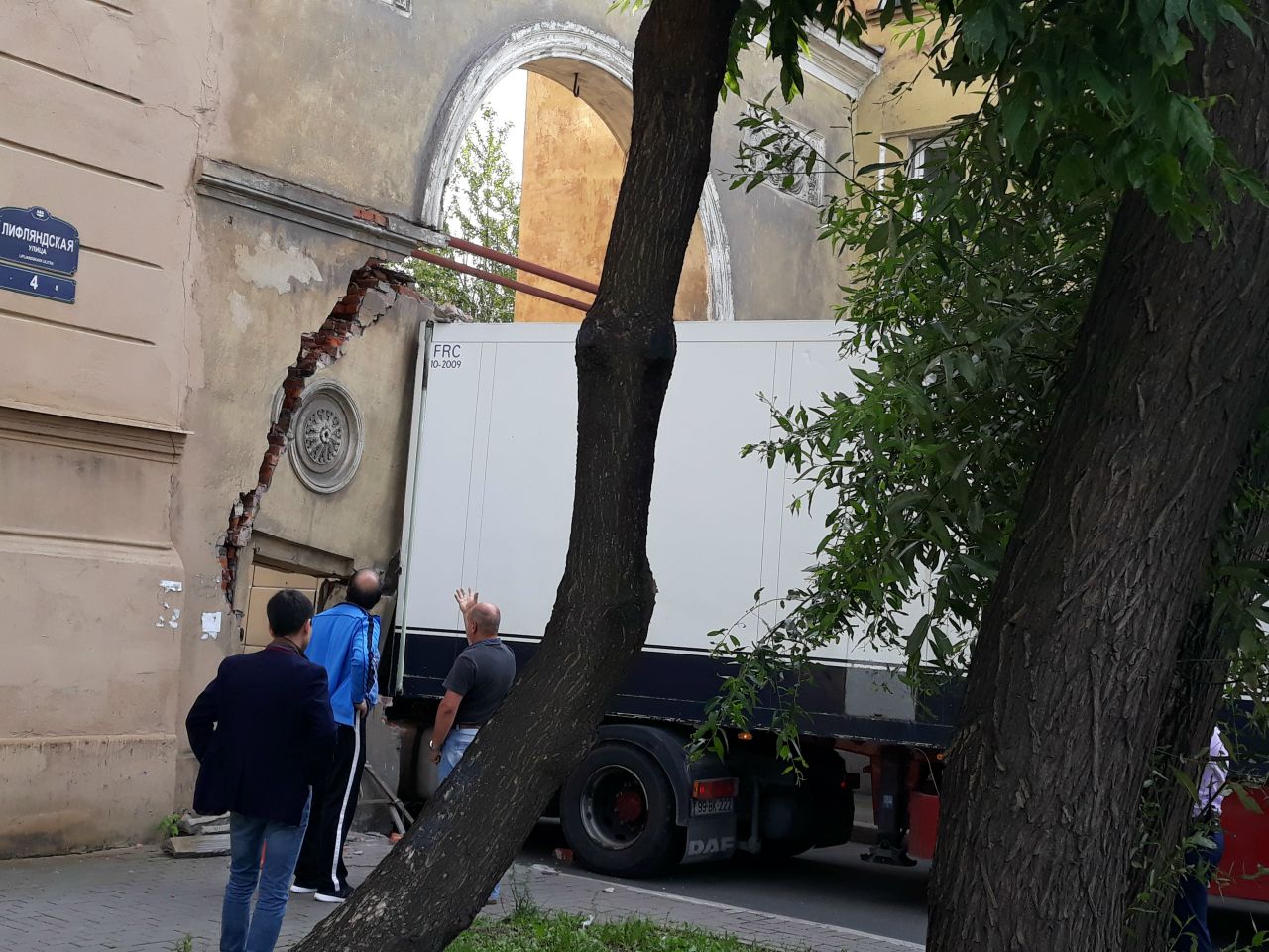 В Петербурге на Лифляндской улице фура протаранила арку в доме конца XIX века