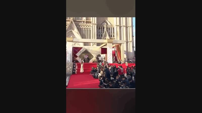 королева повернулась