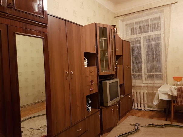 С 28 сентября<br><br>В самом сердце Петербурга сдается уютная светлая комната. До м.Петроградская 3мин пешком, до Спортивной-Чкаловской-Горьковской 20мин пешком. Комната большая с высокими потолками (4,5) и огромными окнами, своя отдельная прихожая.<br>Санузел раздельный, туалета 2шт! В ванной газ.колонка, никаких отключений гор.воды. Соседи тихие, мирные, хорошие люди.<br>Есть все необходимое:<br>Мебель:кровать, шкаф, стеллаж, сервант, обувница, прихожая, стол со стульями<br>Техника:микроволновка, чайник, мультиварка, стирал.машинка, телевизор, холодильник, интернет с Wi-Fi. Возможно улучшение условий по договоренности (в счет оплаты, напрмер). Можно посуточно, можно на длительный срок. 15т+ку<br>Собственник. Никаких комиссий, заплатил за месяц и живи О залоге договоримся. Договор заключаем. Все предельно открыто и честно.<br>В данный момент жительница сделала перестановку, и там практически студия) - фото Фото: С 28 сентября<br><br>В самом сердце Петербурга сдается уютная светлая комната. До м.Петроградская 3мин пешком, до Спортивной-Чкаловской-Горьковской 20мин пешком. Комната большая с высокими потолками (4,5) и огромными окнами, своя отдельная прихожая.<br>Санузел раздельный, туалета 2шт! В ванной газ.колонка, никаких отключений гор.воды. Соседи тихие, мирные, хорошие люди.<br>Есть все необходимое:<br>Мебель:кровать, шкаф, стеллаж, сервант, обувница, прихожая, стол со стульями<br>Техника:микроволновка, чайник, мультиварка, стирал.машинка, телевизор, холодильник, интернет с Wi-Fi. Возможно улучшение условий по договоренности (в счет оплаты, напрмер). Можно посуточно, можно на длительный срок. 15т+ку<br>Собственник. Никаких комиссий, заплатил за месяц и живи О залоге договоримся. Договор заключаем. Все предельно открыто и честно.<br>В данный момент жительница сделала перестановку, и там практически студия)
