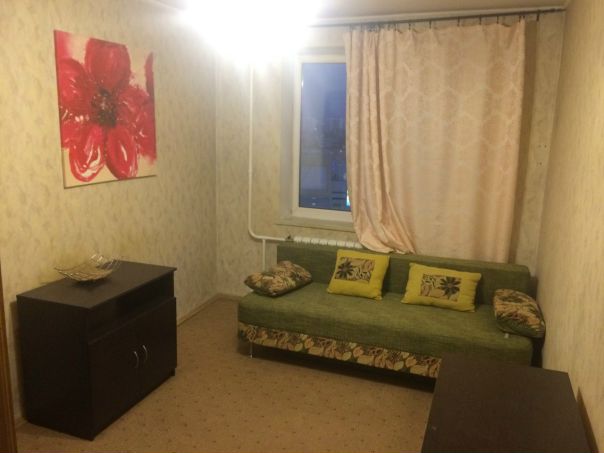 Фото: Сдается комната в 2-комнатной квартире, общая площадь 55кв.м., площадь комнаты 12кв., вся необходимая техника имеется, есть балкон, комнаты изолированные, санузел раздельный, есть wi-fi, находимся на 17-этаже в охраняемом доме, ремонт-не бабушкин, но и не евро. <br>Очень удобное расположение. В пешей доступности 