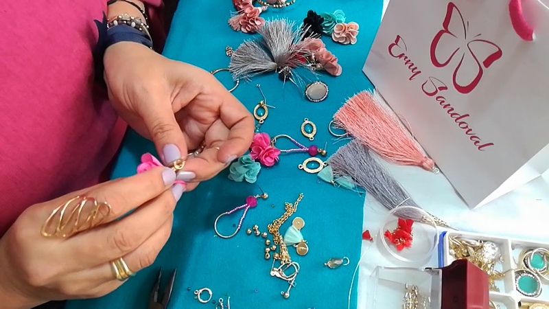 Aretes de flores y borlas
